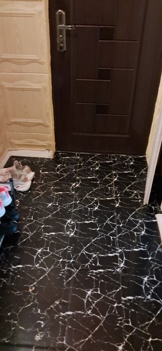 Vind apartament cu doua camere etaj 1cu următoarele ambunătătiri marmură parchet melaminat termopane tot apartamentul convertor boiler electric ușă me
