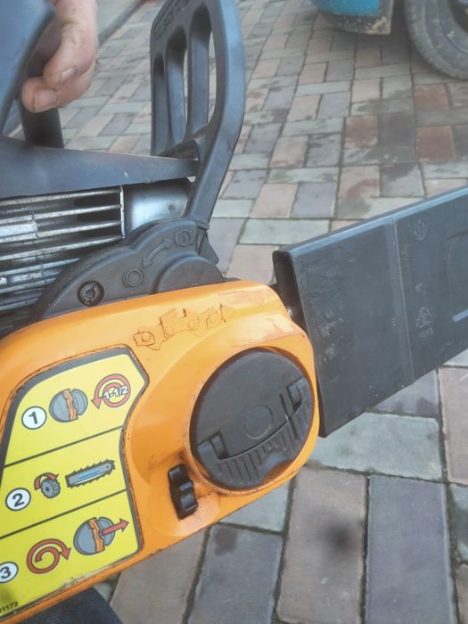 Vînd drujbă motor Husqvarna