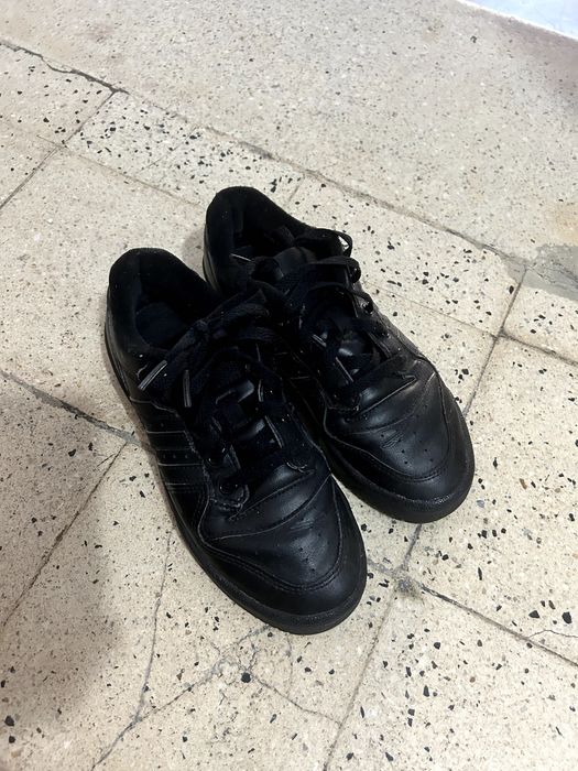 Vând pantofi sport fete, marca Adidas, mărimea 37