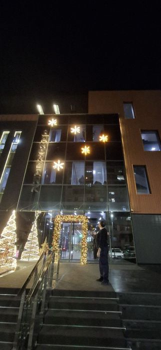 Новогоднее оформление фасадов зданий магазинов домов офисов