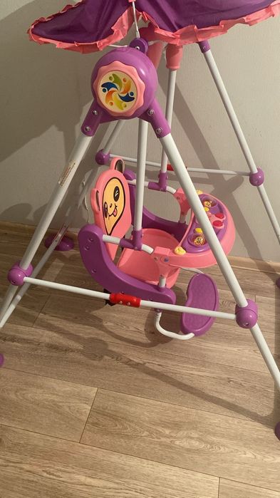 Качеля и надувной баллон