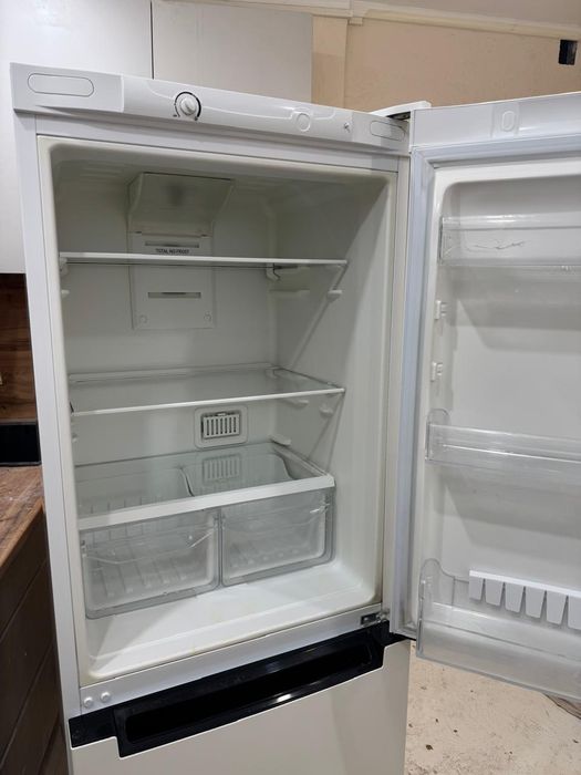Продам Холодильник  INDESIT
