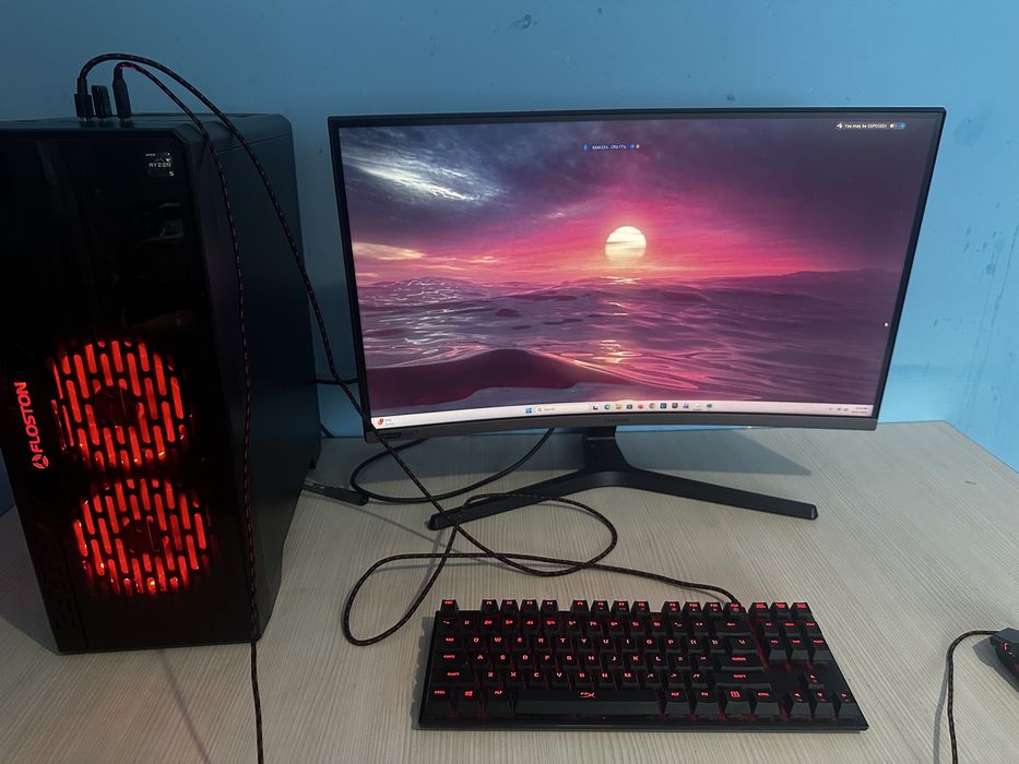 Sistem Descktop PC Gaming cu Monitor si Tastatura.