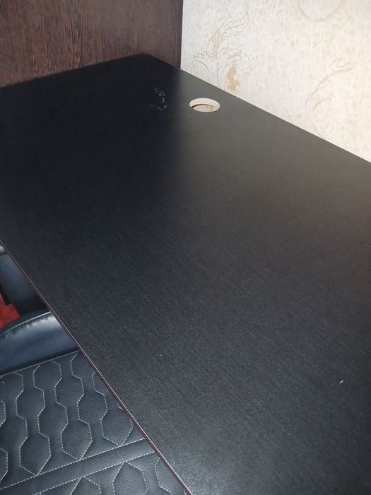 Компьютерный стол и кресло.