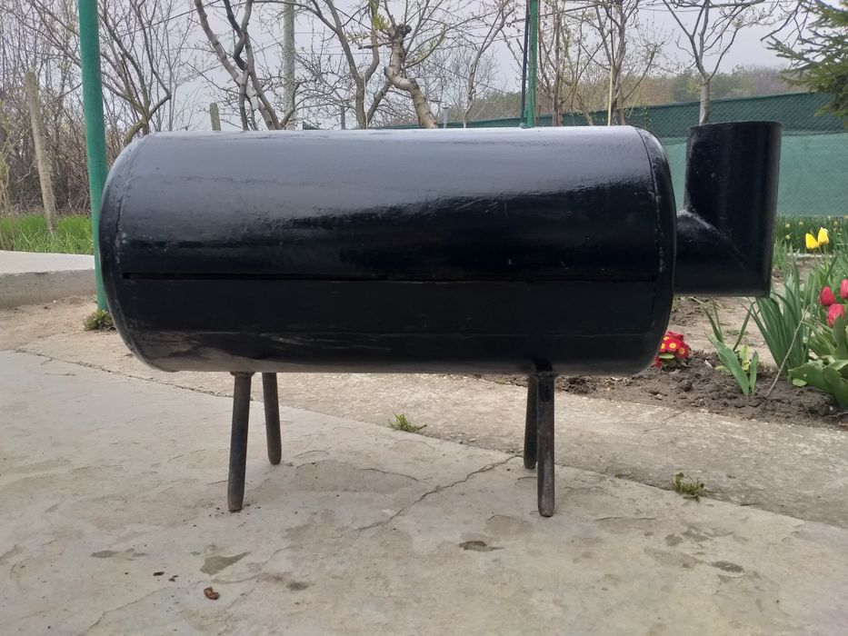 Барбекю скара на дървени въглища за печене  на жар с леко опушване