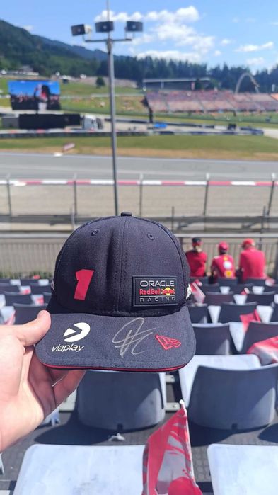 Vând o șapcă originală Max Verstappen Red Bull Racing