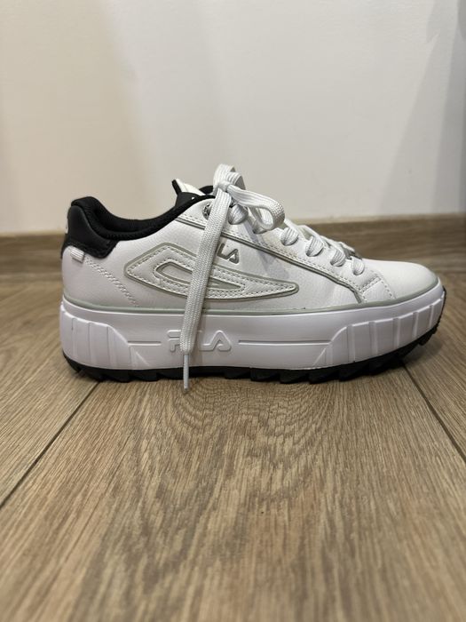 Продавам Fila маратонки.