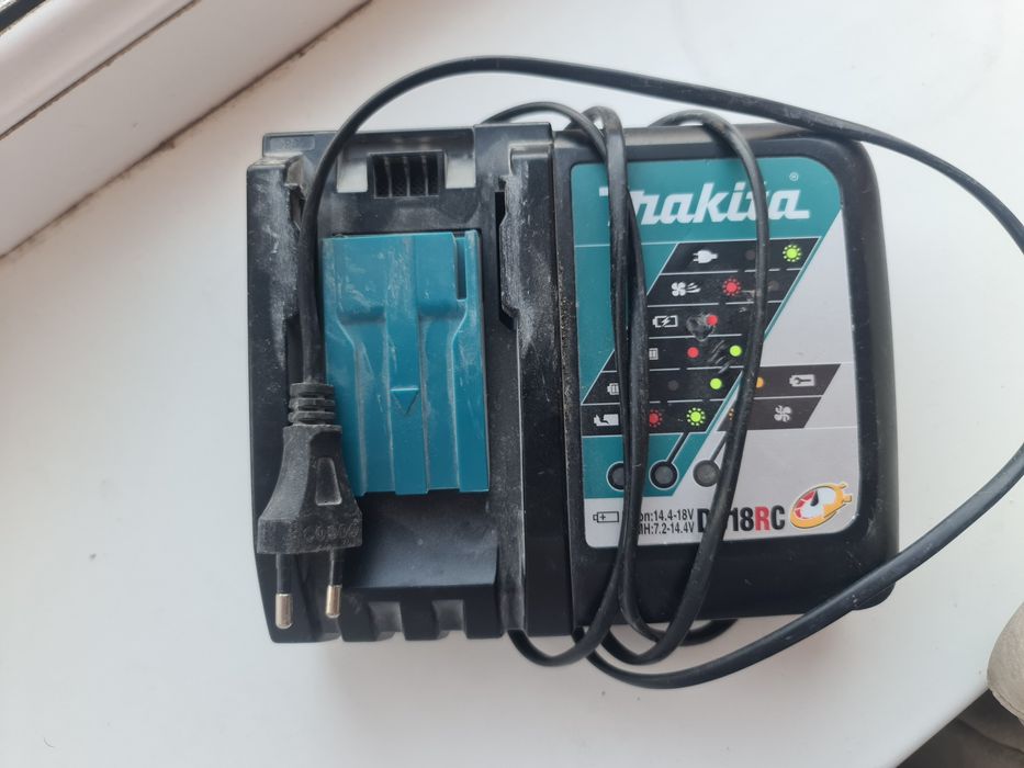 Makitta  зарядное устройство