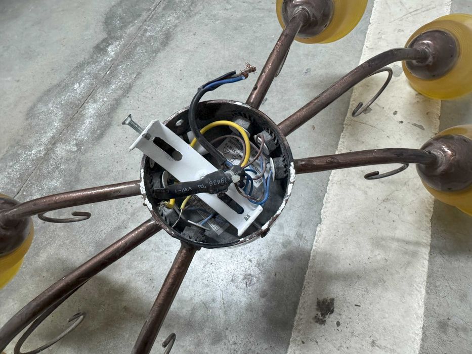 Осветително тяло - два броя.