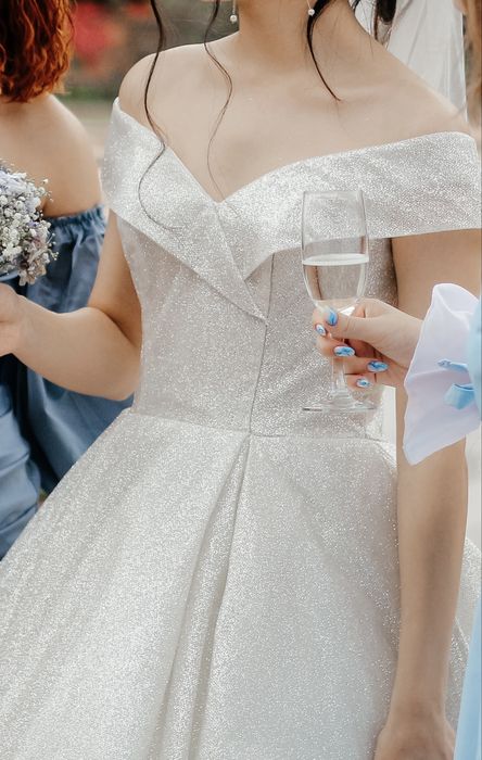 Блестящее свадебное платье