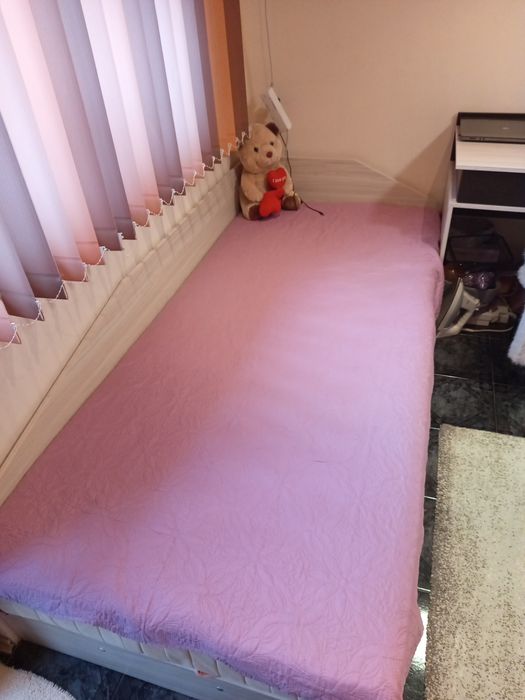 Кожен диван + бюро + единично легло. И трите комплект