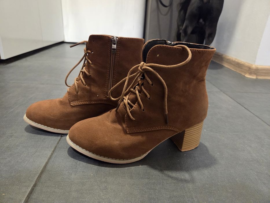 Кафяви боти на висок ток