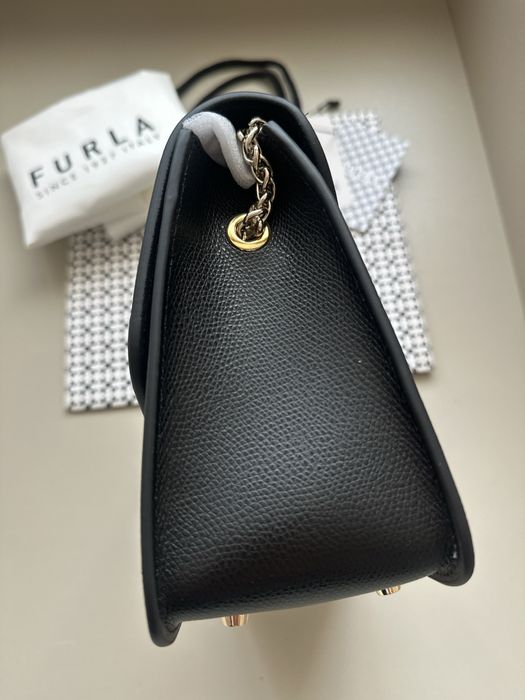 Дамска чанта Furla metropolis 21см в черен цвят