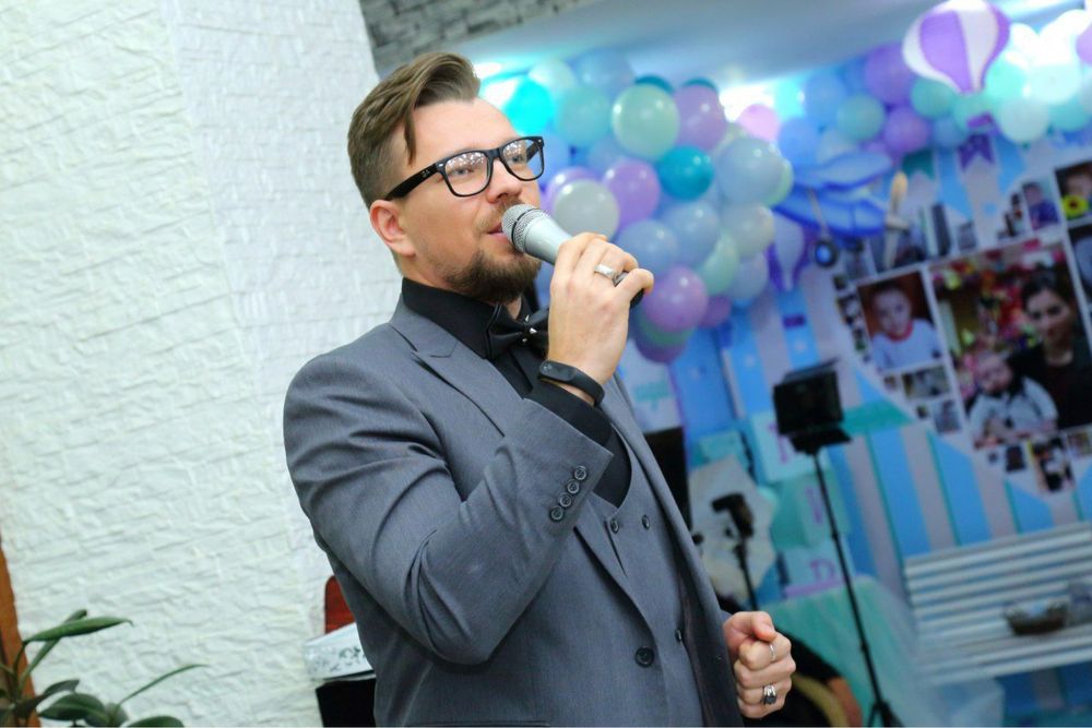 Ведущий на мероприятие, певец и организатор мероприятий