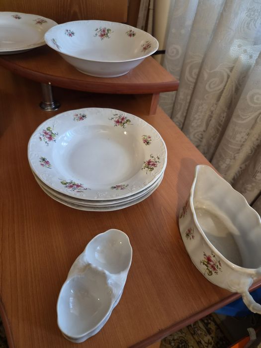 Set farfurii 2 platouri, 4 intinse, 5 putin adanci, 4 adanci, 1 castron mare, 1 solnita si  1 sosiera