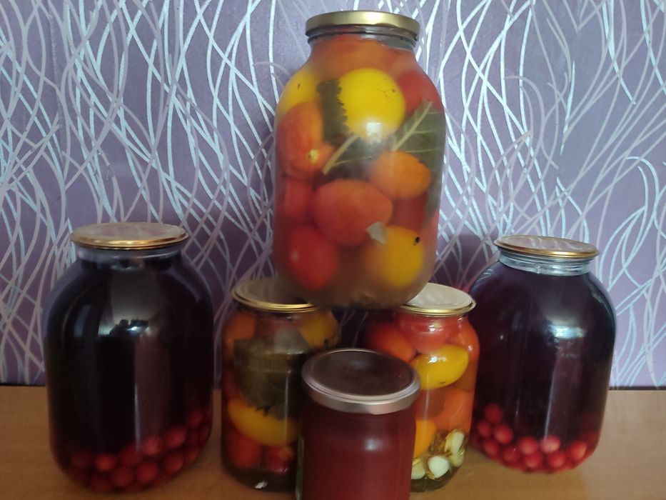 Продам вишневый компот,варения, соленые помидоры