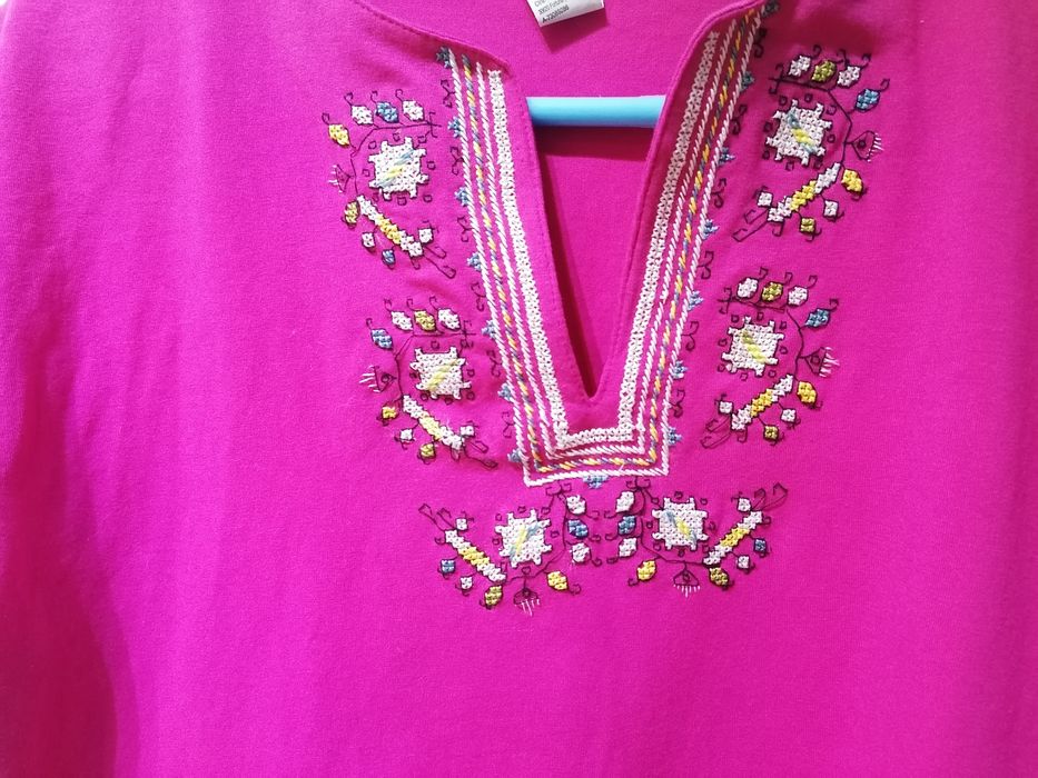 Ръчно бродирани дамски блузи с български шевици