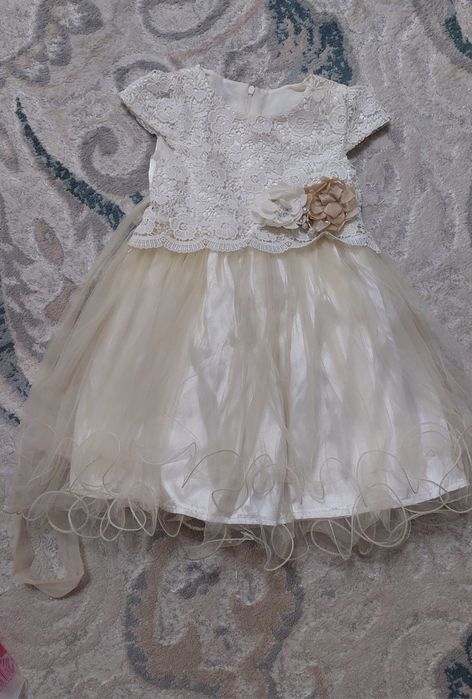 Продам бальные платья на возраст 3-6 лет