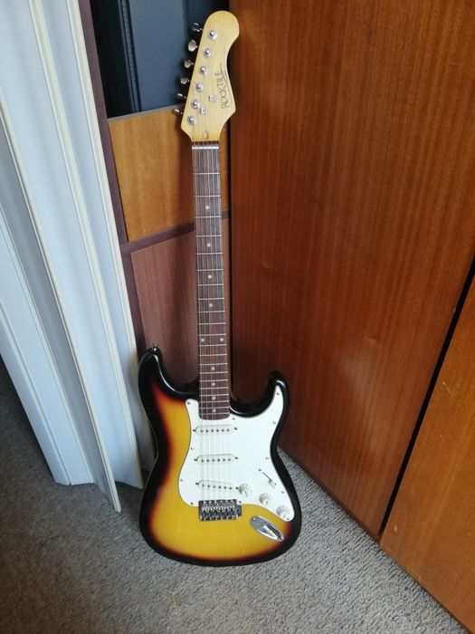 Електрическа китара Rocktile с кубе и свързващ аудио кабел