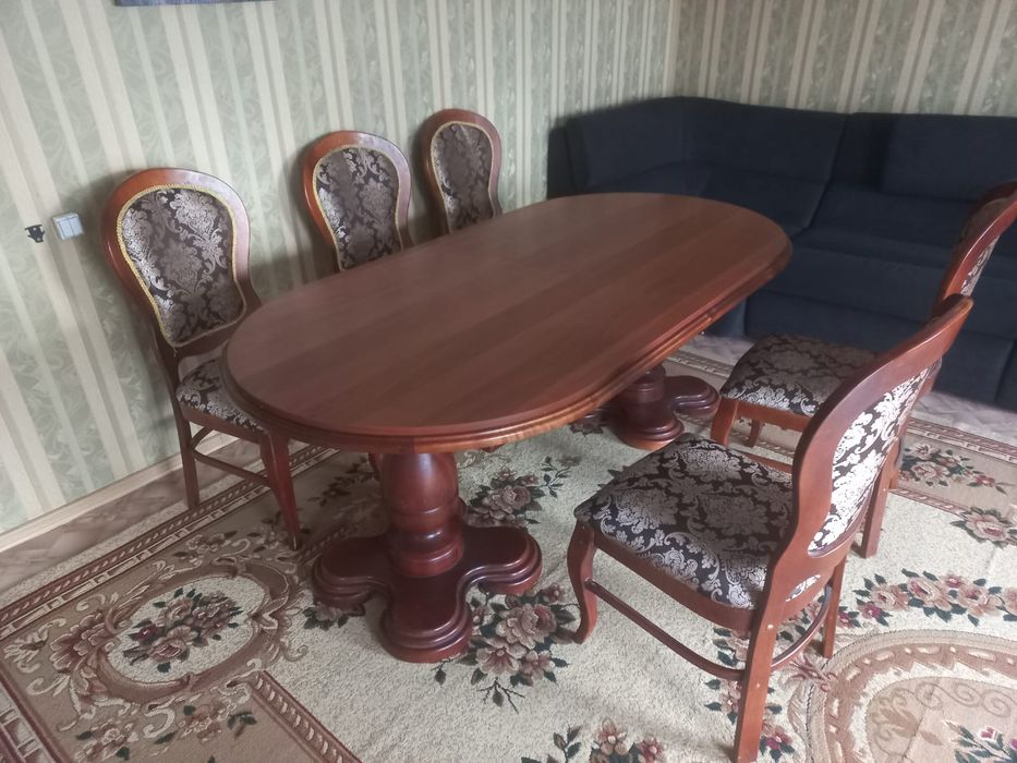 Стол в хорошем состоянии