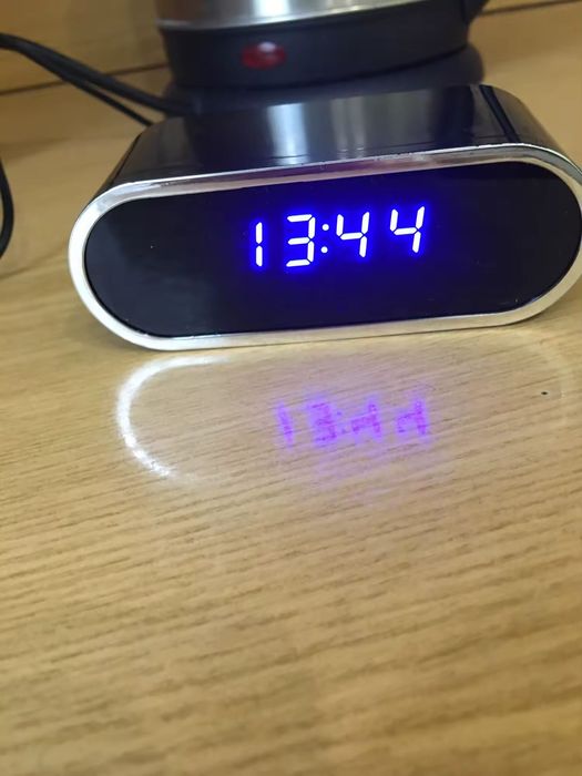 Ceas de birou cu cameră ascunsa