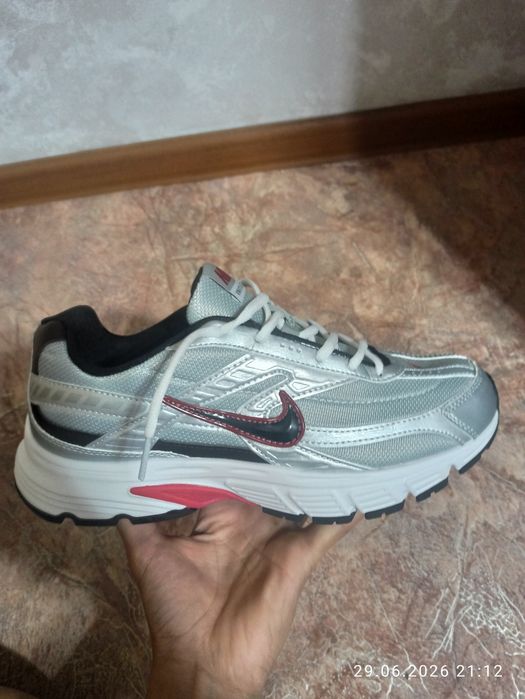 nike initiator metallic silver red