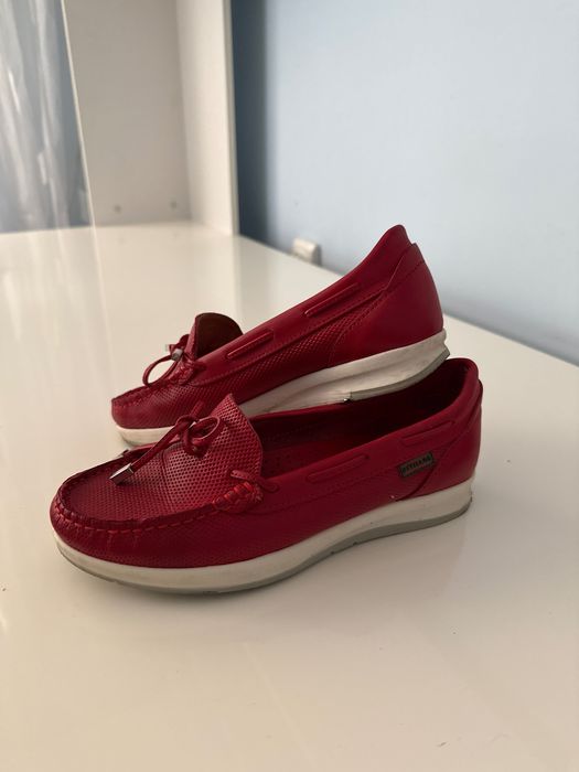 Червени мокасини