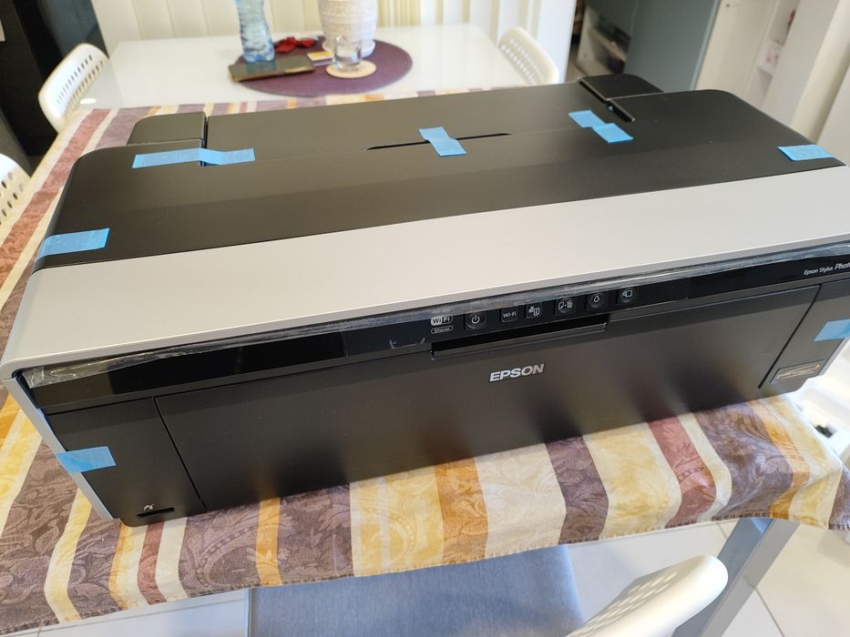Epson Stylus Photo R2000 — фотопринтер A3+, нов и неизползван