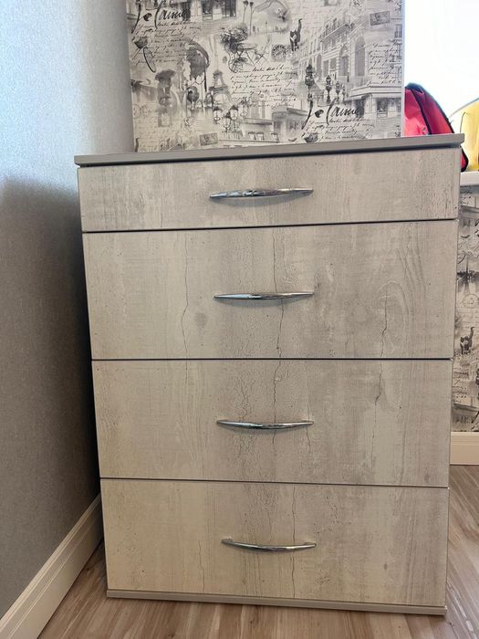 Комод добротный светло-серый