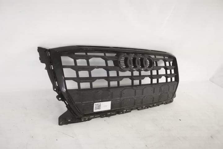 Ауди Ку2 / Audi Q2 Оригинална централна решетка в добро състояние