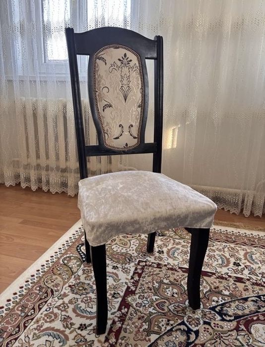 Стол с стульями гостиной