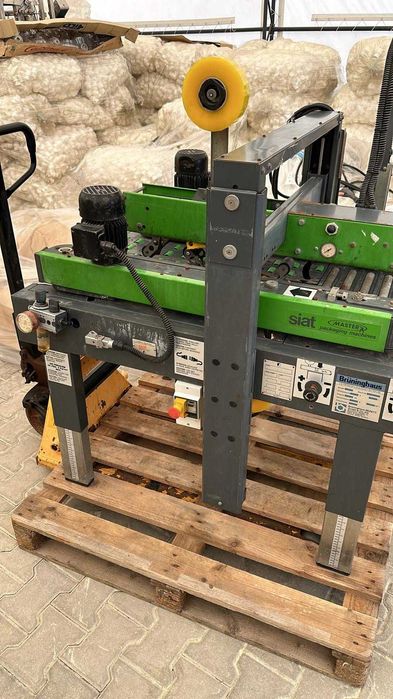 Машина за автоматично залепване на кашони с тиксо отгоре и отдолу