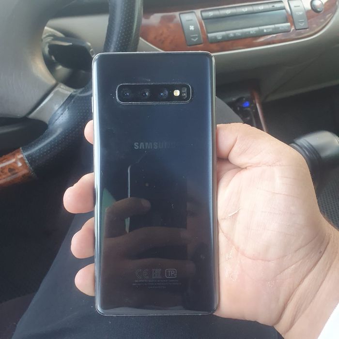 Самсунг С 10+ S10+