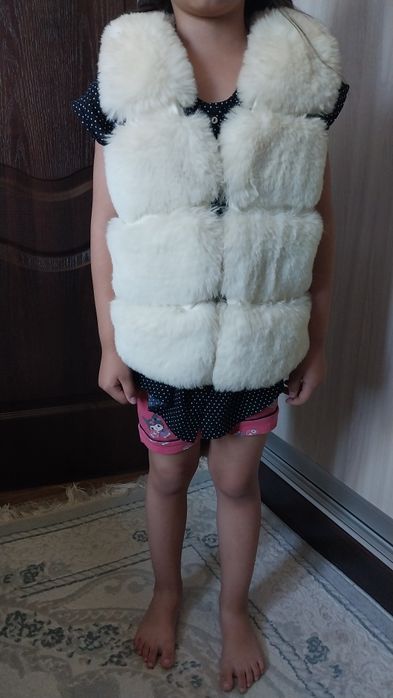 Продам меховой жилет для девочки