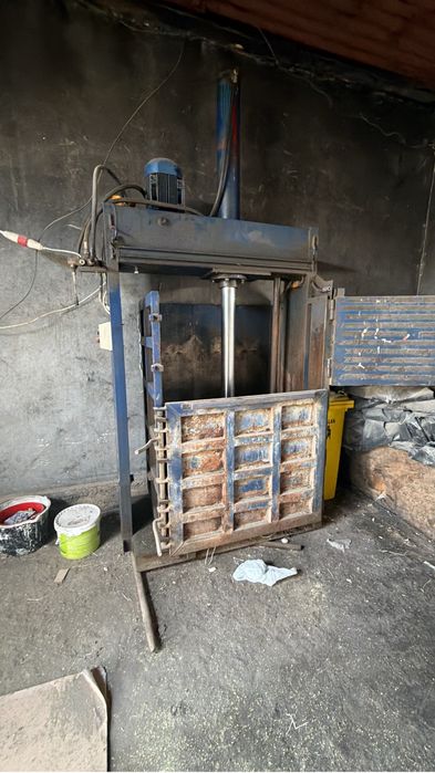 Продам пресс для пластика и отходов.