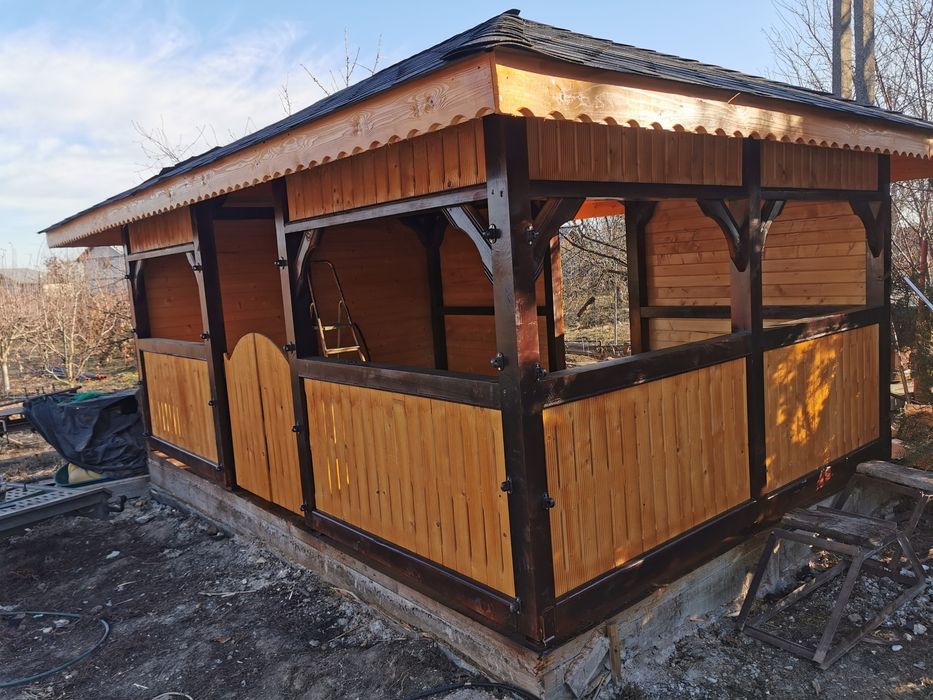 Foișor, terasa cabanuța de lemn.