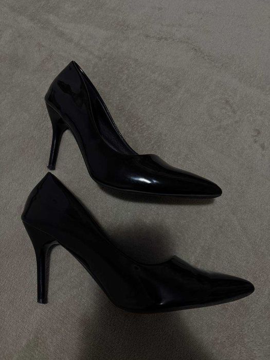 Обувки на висок ток