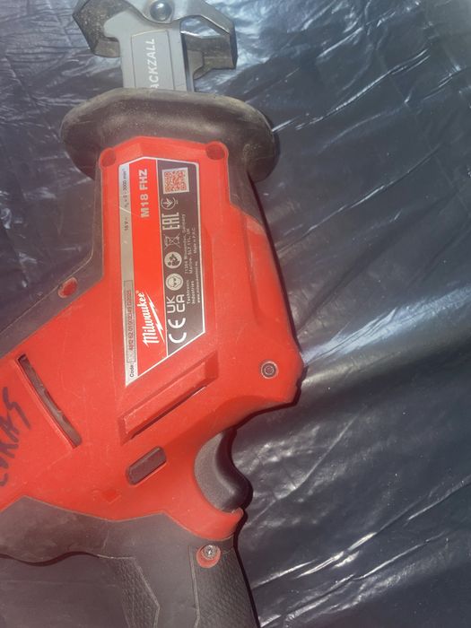 Acesta este un fierăstrău sabie compact Milwaukee M18 FUEL HACKZALL
