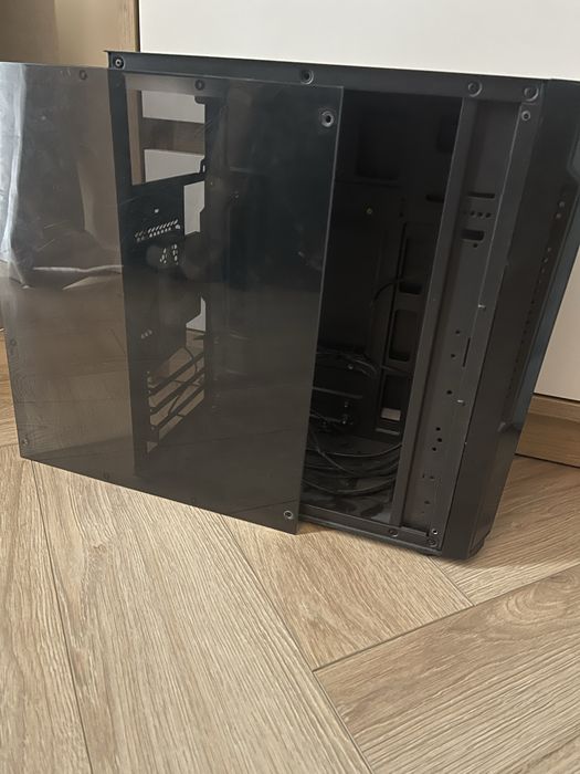 Carcasa PC gaming cu ventilatoare RGB