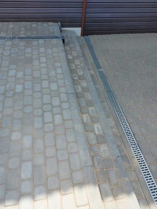 Лоток пластикли Gidrolika. Агарот ва брусчатка чеккасига арик. Неолит