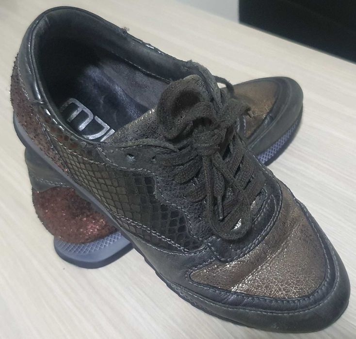 Vând papuci casual din piele naturala marimea 36