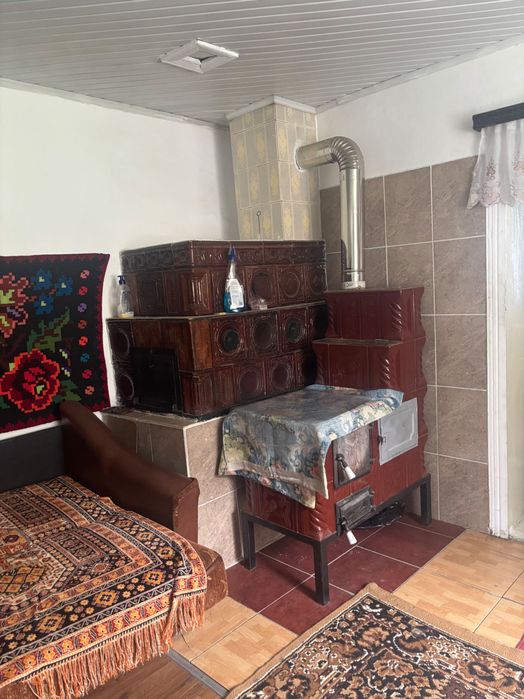 Casă de vânzare cu două curți, livadă și anexe – proprietate cu potențial