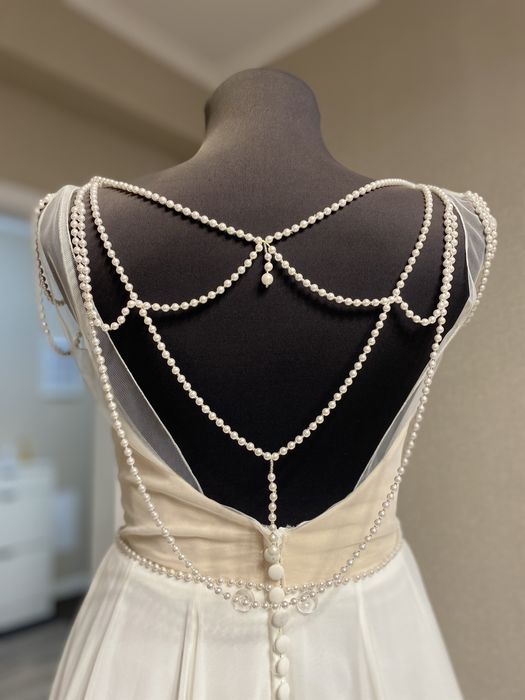 Белое платье с открытой спиной