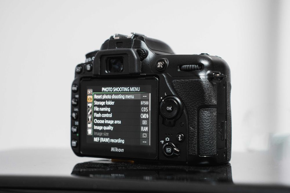 Nikon D7500 + 3 baterii + dummy battery