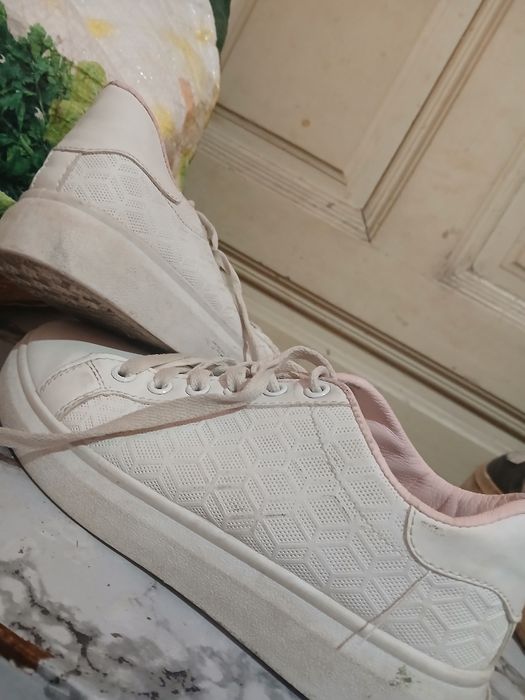 Изчистени бели маратонки