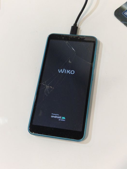 Telefon Wiko cu display fisurat,  nu se aprinde