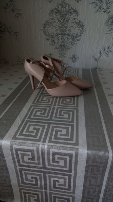 Продаются туфли цвета крем пудра