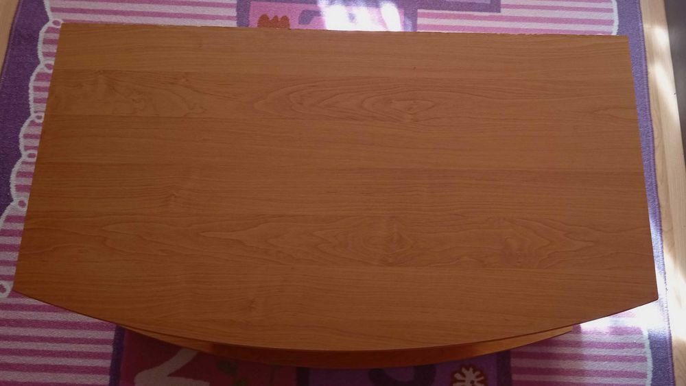 Маса за телевизор с чекмедже, на колелца