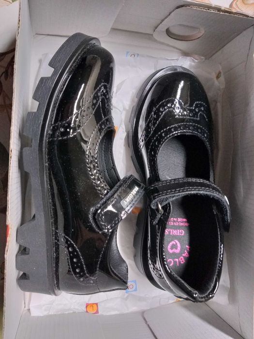 нови сандали  с перли 27 номер