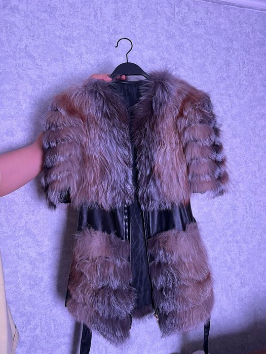 Красивая меховая желетка чернобурка.